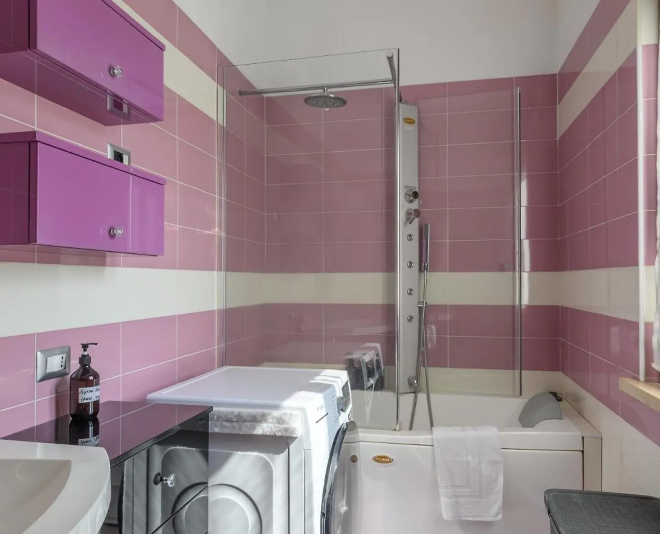 Stay In Style - Vibrant Condo In San Giovanni Lupatoto 0*,  Italia